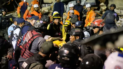 Rescue workers search through the rubble of a collapsed building after earthquake in Caracas, Venezuela, Wednesday, June 24, 2026. (AP Photo/Ariana Cubillos)