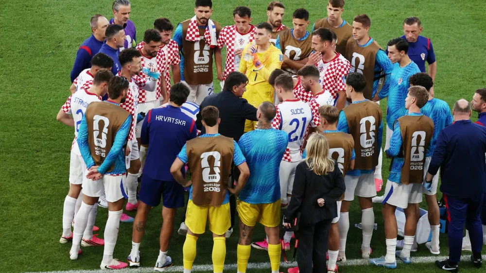 Soccer Football - FIFA World Cup 2026 - Group L - Panama v Croatia - Toronto Stadium, Toronto, Canada - June 23, 2026 Croatia coach Zlatko Dalic gives instructions to his players during a hydration break REUTERS/Thomas Mukoya