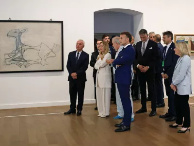 French President Emmanuel Macron, Italian Prime Minister Giorgia Meloni and members of their government listen to explanation visit the Picasso Museum as part of a Franco-Italian summit in Antibes, south of France, June 25, 2026. REUTERS/Manon Cruz/Pool