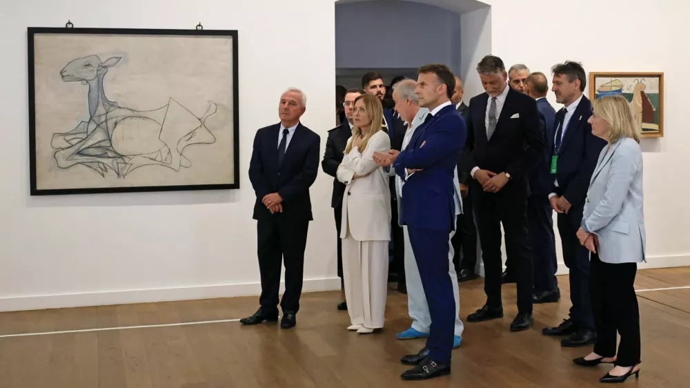 French President Emmanuel Macron, Italian Prime Minister Giorgia Meloni and members of their government listen to explanation visit the Picasso Museum as part of a Franco-Italian summit in Antibes, south of France, June 25, 2026. REUTERS/Manon Cruz/Pool