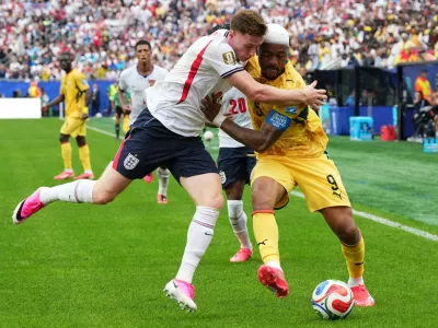 Ghana's Kwasi Sibo (8), right, fights for the ball with England's Elliot Anderson (8) during the World Cup Group L soccer match between England and Ghana in Foxborough, Mass., near Boston, Tuesday, June 23, 2026. (AP Photo/Martin Meissner)