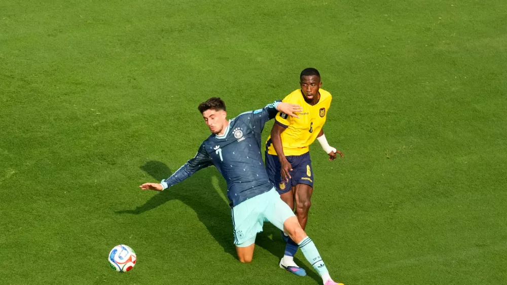 Germany's Kai Havertz (7) and Ecuador's Willian Pacho (6) battle for the ball during the World Cup Group E soccer match in East Rutherford, N.J., near New York, Thursday, June 25, 2026. (AP Photo/Seth Wenig)