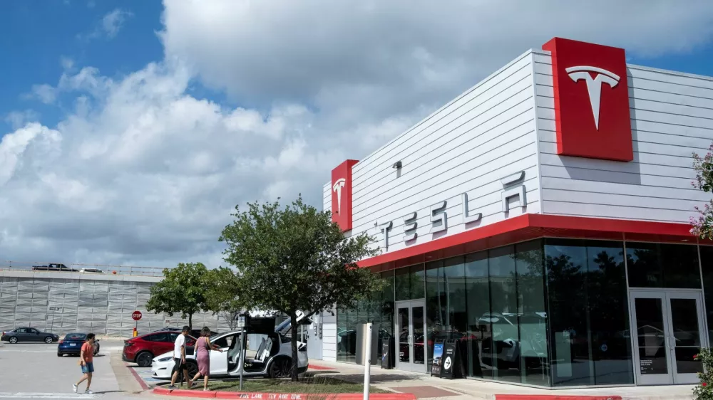 FILE PHOTO: People visit a Tesla service center and gallery in Austin, Texas, U.S., June 21, 2025. REUTERS/Joel Angel Juarez/File Photo