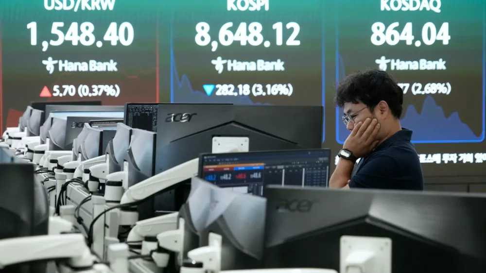 A currency trader watches monitors near a screen showing the Korea Composite Stock Price Index (KOSPI) and the foreign exchange rate between U.S. dollar and South Korean won at the foreign exchange dealing room of the Hana Bank headquarters in Seoul, South Korea, Friday, June 26, 2026. (AP Photo/Ahn Young-joon)