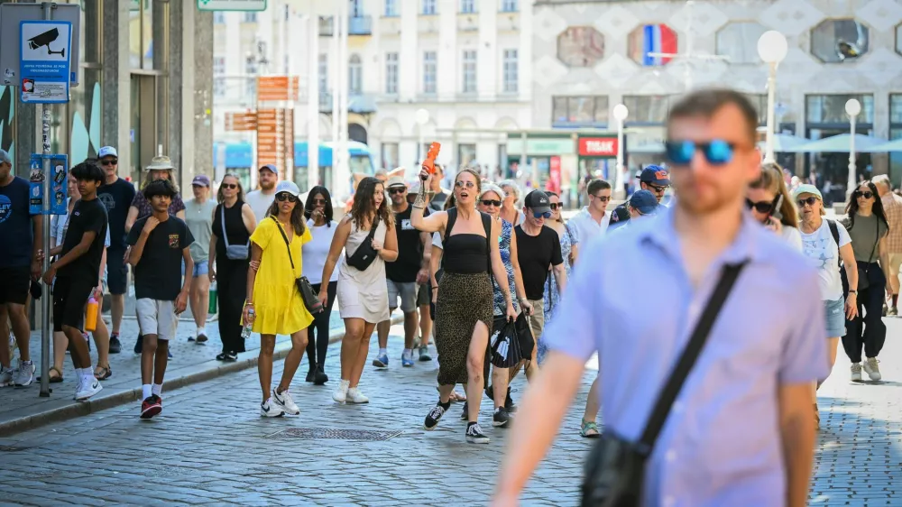 21.06.2026., Zagreb - Unatoc toplinskom valu, turisti su dan odlucili iskoristiti za setnju gradom. Photo: Lucija Ocko/PIXSELL