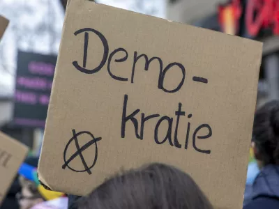 Demonstration der Queeren Community gegen Friedrich Merz, gegen die CDU und AFD in K?ln. 15.02.2025, EU, DEU, Deutschland, Nordrhein-Westfalen, K?ln: Demonstration gegen die Politik des Unions-Kanzlerkandidaten Friedrich Merz und die Politik der CDU nach der Mehrheitsbildung der CDU mit der AfD ?ber den Unionsantrag zur Versch?rfung der Migrationspolitik am 29.01. und den folgenden Gesetzesentwurf am 31.01. Unter dem Motto F?nf vor Zw?lf: W?hl Liebe - solange du noch kannst fanden bundesweit in ?ber 50 St?dten Demonstrationen der queeren Community statt. In K?ln demonstrierten ca. 8000 Menschen f?r Vielfalt und Demokratie. Nach einer Auftaktkundgebung zog die Demonstration vom Neumarkt ?ber den Ring durch die Innenstadt zur?c No Use Switzerland. No Use Germany. No Use Austria