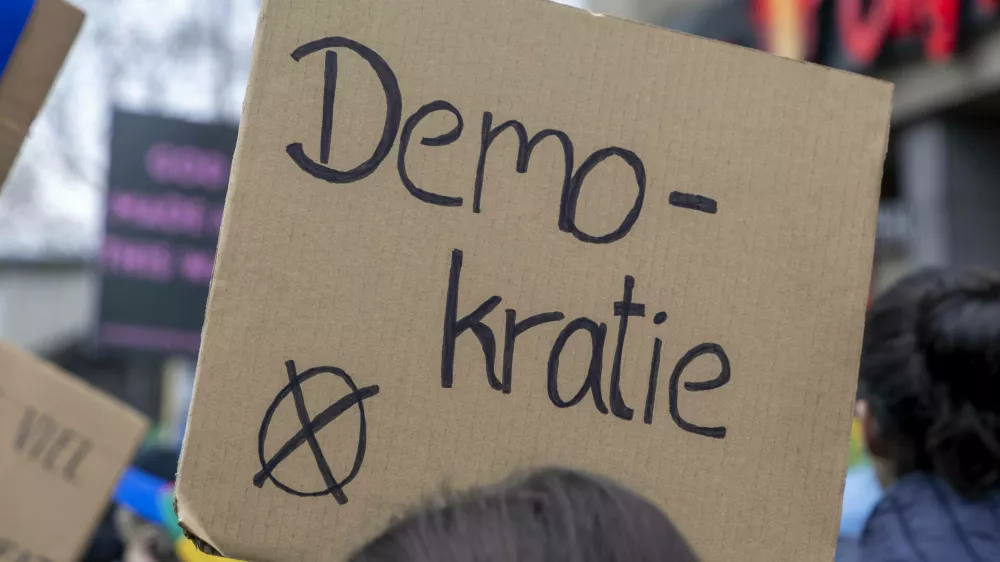 Demonstration der Queeren Community gegen Friedrich Merz, gegen die CDU und AFD in K?ln. 15.02.2025, EU, DEU, Deutschland, Nordrhein-Westfalen, K?ln: Demonstration gegen die Politik des Unions-Kanzlerkandidaten Friedrich Merz und die Politik der CDU nach der Mehrheitsbildung der CDU mit der AfD ?ber den Unionsantrag zur Versch?rfung der Migrationspolitik am 29.01. und den folgenden Gesetzesentwurf am 31.01. Unter dem Motto F?nf vor Zw?lf: W?hl Liebe - solange du noch kannst fanden bundesweit in ?ber 50 St?dten Demonstrationen der queeren Community statt. In K?ln demonstrierten ca. 8000 Menschen f?r Vielfalt und Demokratie. Nach einer Auftaktkundgebung zog die Demonstration vom Neumarkt ?ber den Ring durch die Innenstadt zur?c No Use Switzerland. No Use Germany. No Use Austria