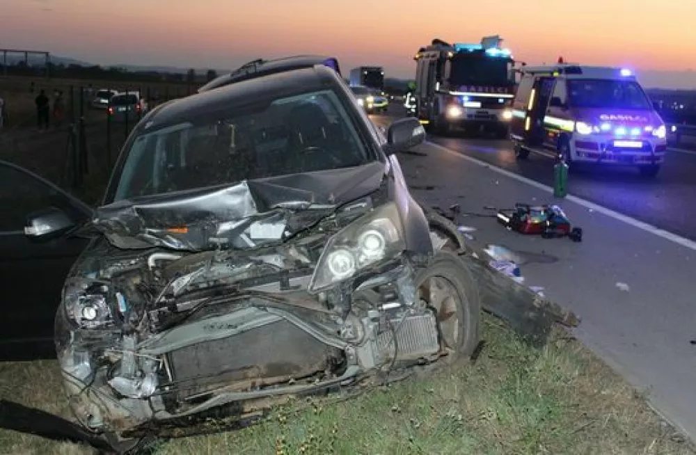V hudi prometni nesreči na dolenjski avtocesti je umrl 19-letni državljan BiH. 
