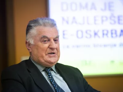 Ljubljana, sluzba vlade za razvoj in evropsko kohezijsko politiko.Novinarska konferenca, na kateri so predstavili podrobnosti javnega razpisa in izvajanja storitve e-oskrbe na domu.Predsednik Zveze drustev upokojencev Slovenije Janez Susnik.