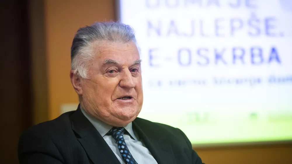 Ljubljana, sluzba vlade za razvoj in evropsko kohezijsko politiko.Novinarska konferenca, na kateri so predstavili podrobnosti javnega razpisa in izvajanja storitve e-oskrbe na domu.Predsednik Zveze drustev upokojencev Slovenije Janez Susnik.