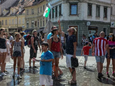 - Pre&scaron;ermov trg - območje z lastnim vremenom &ndash; vodna instalacija umetnika Zmaga Modica, ki pr&scaron;i mimoidoče &ndash; umetni dež - osvežitev - - 01.08.2017 &ndash; Poletje v Ljubljani &ndash; vročina - četrti vročinski val &ndash; velika toplotna obremenitev - najvi&scaron;je dnevne temperature od 32 do 38 stopinj Celzija, //FOTO: Luka Cjuha..