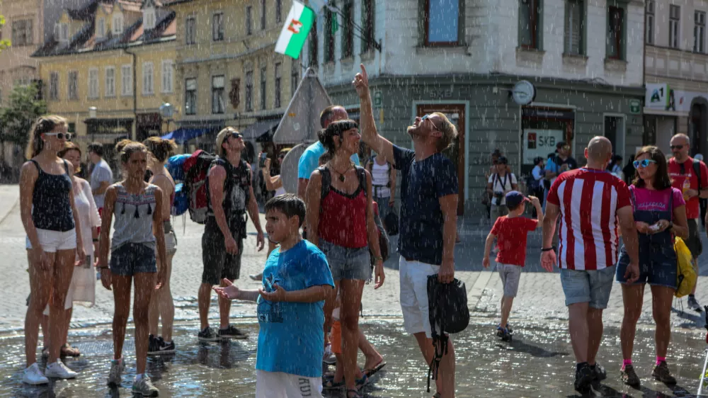 - Pre&scaron;ermov trg - območje z lastnim vremenom &ndash; vodna instalacija umetnika Zmaga Modica, ki pr&scaron;i mimoidoče &ndash; umetni dež - osvežitev - - 01.08.2017 &ndash; Poletje v Ljubljani &ndash; vročina - četrti vročinski val &ndash; velika toplotna obremenitev - najvi&scaron;je dnevne temperature od 32 do 38 stopinj Celzija, //FOTO: Luka Cjuha..