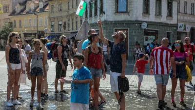 - Prešermov trg - območje z lastnim vremenom – vodna instalacija umetnika Zmaga Modica, ki prši mimoidoče – umetni dež - osvežitev - - 01.08.2017 – Poletje v Ljubljani – vročina - četrti vročinski val – velika toplotna obremenitev - najvišje dnevne temperature od 32 do 38 stopinj Celzija, //FOTO: Luka Cjuha..