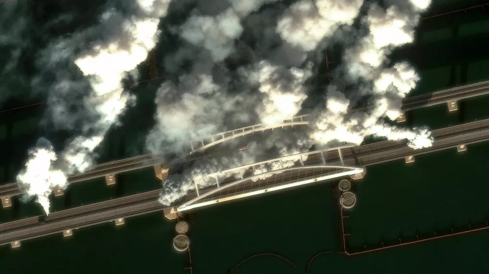 A satellite image shows smoke rising from Crimea Bridge, amid Russia-Ukraine conflict, Crimea, June 22, 2026. Vantor/Handout via REUTERS. THIS IMAGE HAS BEEN SUPPLIED BY A THIRD PARTY. NO RESALES. NO ARCHIVES. MANDATORY CREDIT. DO NOT OBSCURE LOGO.