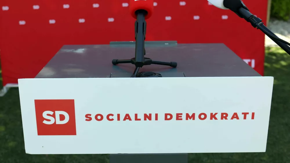 - 19.05.2022 &ndash; Simbolična fotografija - Socialni demokrati - mikrofon SD in Nova 24TV//FOTO: Tomaž Skale