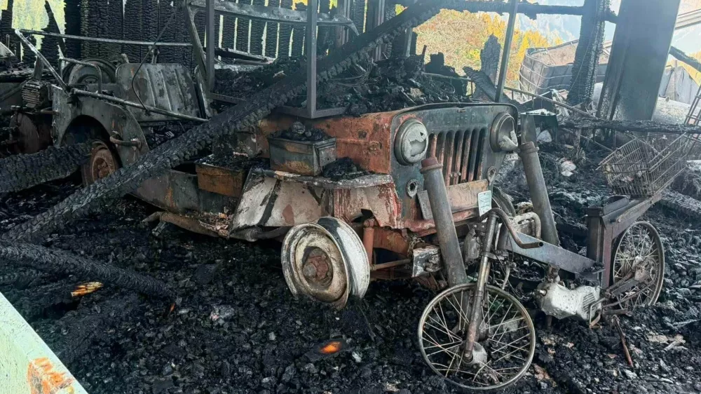 Solcavsko, kmetija Bukovnik.Pozar je ponoci zajel gospodarska in stanovanjsko poslopje najvisje lezece kmetije v Slovenije, kmetije Bukovnik pod Raduho.Gasilci ob gasenju pozara.Foto: PGD Crna na Koroskem