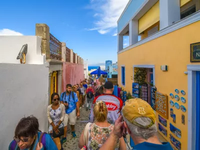 The effects of overtourism as tourists crowd the narrow streets through the Greek Isle resort of Oia and Fira on the island of Santorini, Greece. Santorini is one of the Cyclades islands in the Aegean Sea. It was devastated by a volcanic eruption in the 16th century BC, forever shaping its rugged landscape. The whitewashed, cubiform houses of its 2 principal towns, Fira and Oia, cling to cliffs above an underwater caldera crater. / Foto: Kirk Fisher