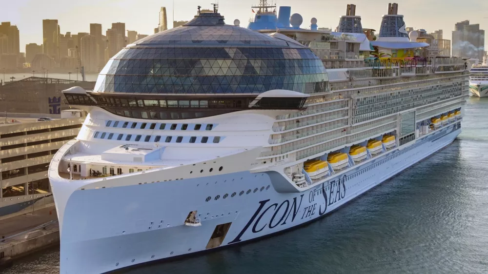 Miami, Florida, USA - 4 January 2025: Front view of the world's biggest cruise ship, the Icon of the Seas. The ship is operated by RCI, Royal Caribbean International. / Foto: Ceri Breeze