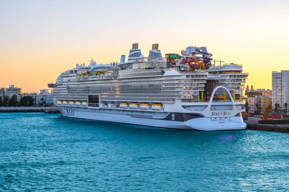 Cadiz, Spain - July 25, 2025: RCL Cruise Ship Star of the Seas in Port of Cadiz at Sunset. Largest and Newest Icon-Class Family Cruise Ship of Royal Caribbean International. / Foto: Nancy Pauwels