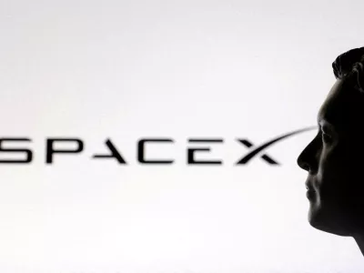 FILE PHOTO: A 3D-printed miniature model of Elon Musk and a SpaceX logo are seen in this illustration created on January 23, 2025. REUTERS/Dado Ruvic/Illustration//File Photo / Foto: Dado Ruvic