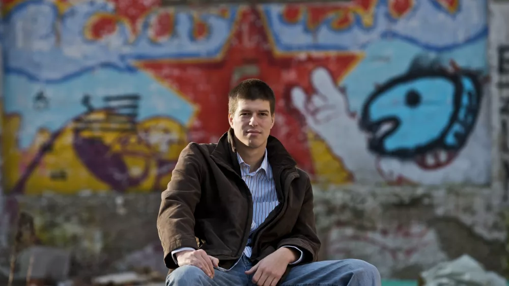 Goran Vojnovič, filmski - televizijski režiser in scenarist, kolumnist Dnevnika - prejemnik nagrade Pre&scaron;ernovega sklada 2009 za roman Čefurji raus!/FOTO: Luka Cjuha OPOMBA: ZA OBJAVO V PRILOGI &ndash; DNEVNIKOV OBJEKTIV - INTERVJU / Foto: Luka Cjuha