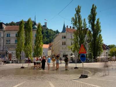Nebo bo bolj ali manj brez oblačka, sonce močno, zato poskrbite za osvežitev. Fotografija je iz sredi&scaron;ča Ljubljane, v coni, kjer vedno dežuje.