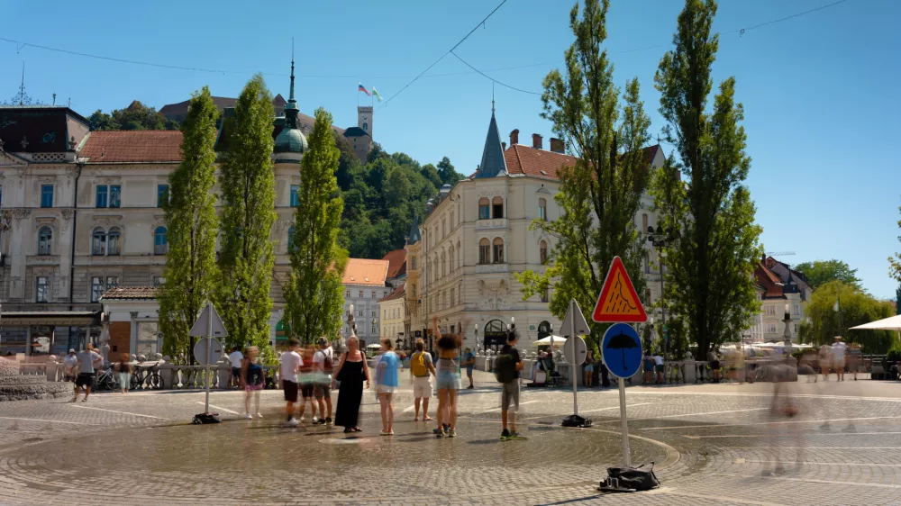 Nebo bo bolj ali manj brez oblačka, sonce močno, zato poskrbite za osvežitev. Fotografija je iz sredi&scaron;ča Ljubljane, v coni, kjer vedno dežuje.