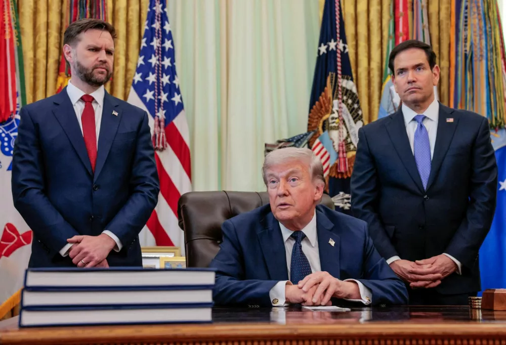FILE PHOTO: U.S. President Donald Trump speaks in the Oval Office, with Vice President JD Vance and Secretary of State Marco Rubio standing behind him, at the White House in Washington, D.C., U.S., April 23, 2026. REUTERS/Kylie Cooper/File Photo