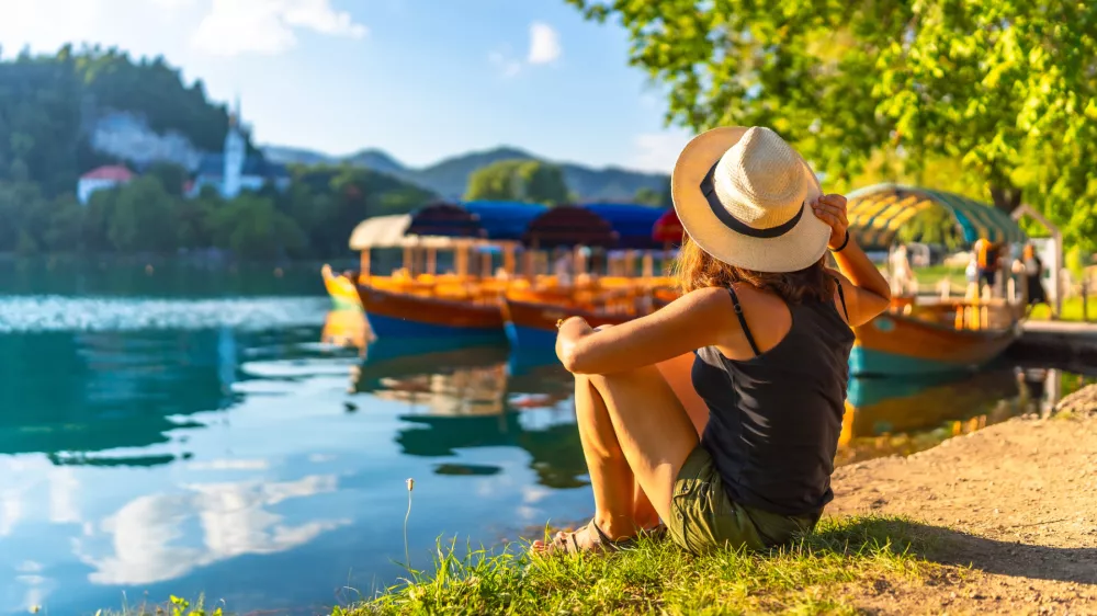 Dan je pametno preživeti v senci in kje ob hladni vodi. / Foto: Istock