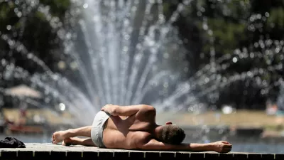 A man lies down near a fountain during a heatwave in Radom, June 27, 2026. Marcin Kucewicz/Agencja Wyborcza.pl via REUTERS ATTENTION EDITORS - THIS IMAGE WAS PROVIDED BY A THIRD PARTY. POLAND OUT. NO COMMERCIAL OR EDITORIAL SALES IN POLAND. / Foto: Marcin Kucewicz