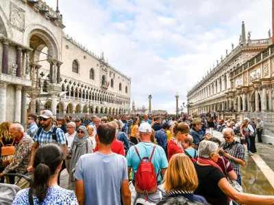 Če v Benetkah ne plačate vstopnine, vas čaka kazen 300 evrov. / Foto: Istock