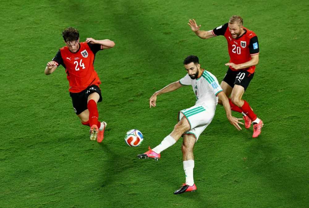 Soccer Football - FIFA World Cup 2026 - Group J - Algeria v Austria - Kansas City Stadium, Kansas City, Missouri, U.S. - June 27, 2026 Algeria's Rayan Ait Nouri in action with Austria's Paul Wanner and Konrad Laimer REUTERS/Pedro Nunes REFILE - CORRECTING INFORMATION