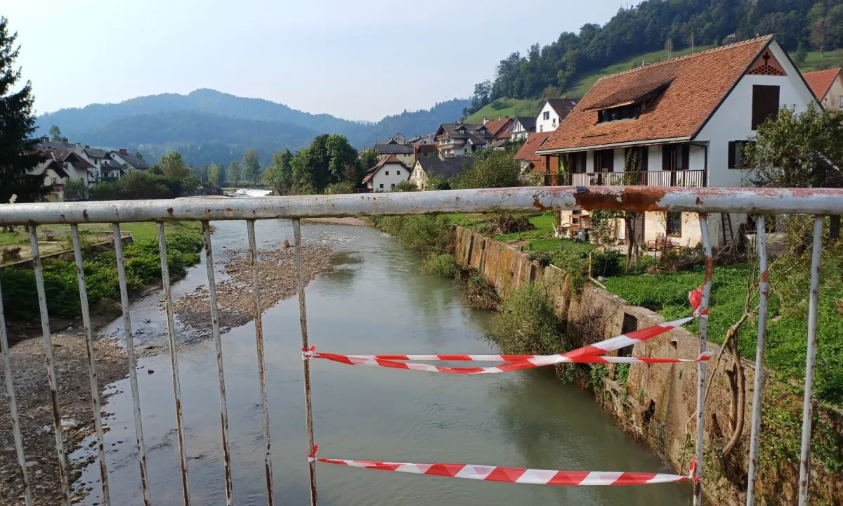 Polovica protipoplavnih ukrepov splavala po vodi