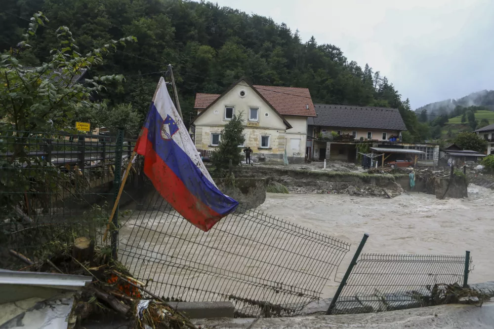 Polovica protipoplavnih ukrepov splavala po vodi