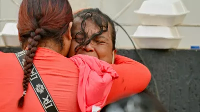 People embrace, as rescue operations continue after earthquakes hit the country in La Guaira, Venezuela, June 27, 2026. REUTERS/Maxwell Briceno   TPX IMAGES OF THE DAY / Foto: Maxwell Briceno