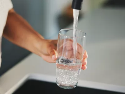 Prednost vode je med druigm v tem, da jo lahko natočimo iz pipe. / Foto: Istock