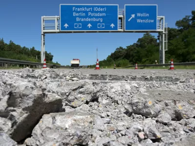 Due to the high teperatures sections of the concrete roadway have shifted against one another near the A2 higway exit Wollin, Germany, Friday, June 26, 2026. (Michael Bahlo/dpa via AP) / Foto: Michael Bahlo