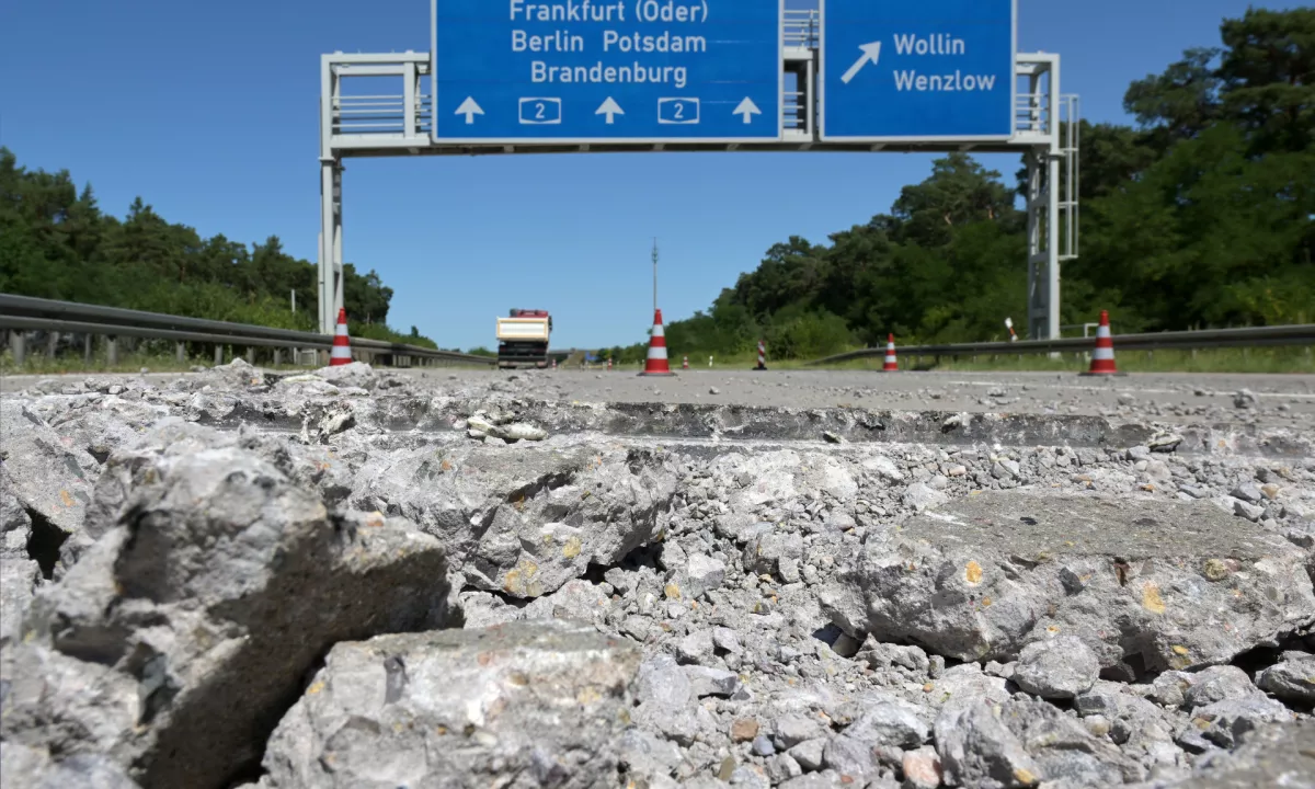 Vročinski zlom infrastrukture: vlaki stojijo, ceste pokajo, reaktorji se ustavljajo