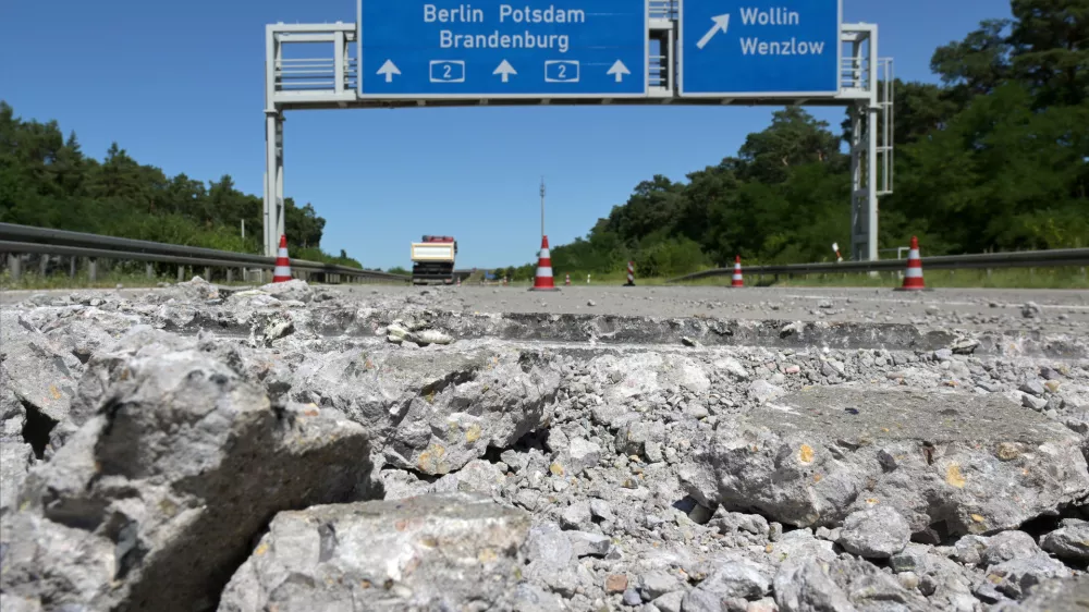 Due to the high teperatures sections of the concrete roadway have shifted against one another near the A2 higway exit Wollin, Germany, Friday, June 26, 2026. (Michael Bahlo/dpa via AP) / Foto: Michael Bahlo