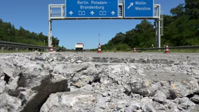 Due to the high teperatures sections of the concrete roadway have shifted against one another near the A2 higway exit Wollin, Germany, Friday, June 26, 2026. (Michael Bahlo/dpa via AP) / Foto: Michael Bahlo