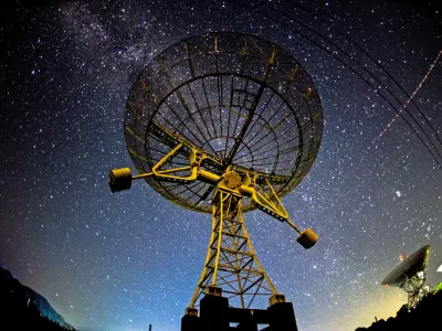 Radijski teleskop, ki je usmerjen proti Mlečni cesti / Foto: Istock