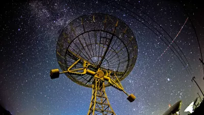Radijski teleskop, ki je usmerjen proti Mlečni cesti / Foto: Istock