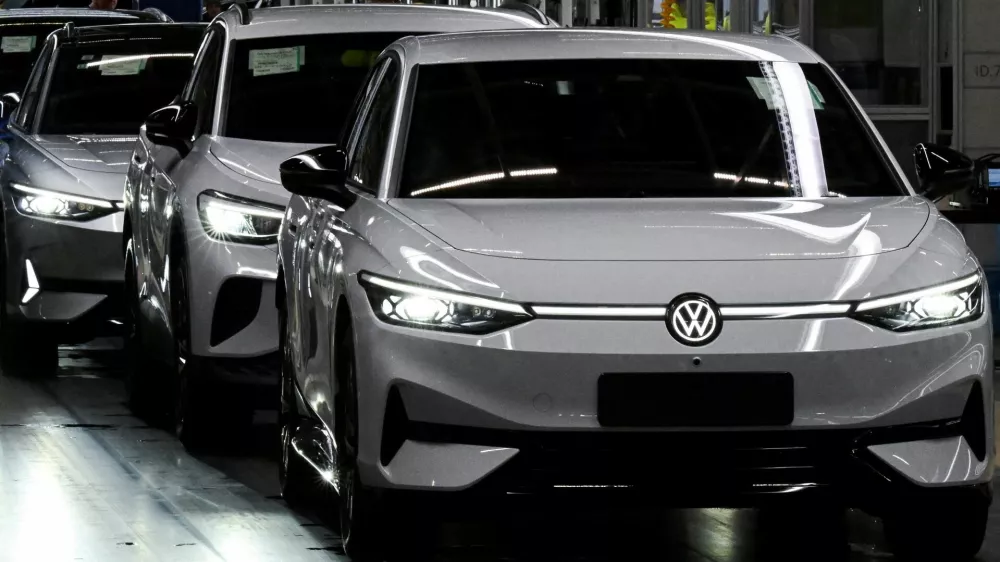 FILE PHOTO: Volkswagen ID.7 electric cars are seen at the Volkswagen (VW) electric fleet lead plant in Emden, Germany, February 18, 2025. REUTERS/Carmen Jaspersen/File Photo