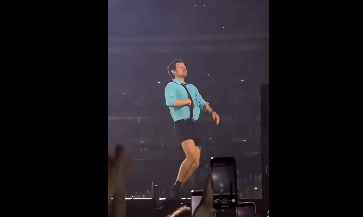 Harry Styles med rekordnim vročinskim valom na Wembleyju padel na oder
