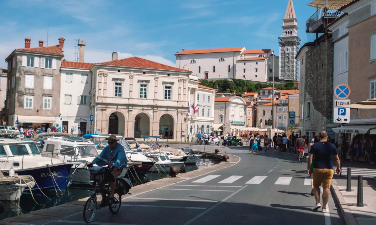Piran: seksala pred hotelom, nato pa napadla zaposlenega, ki ju je zmotil