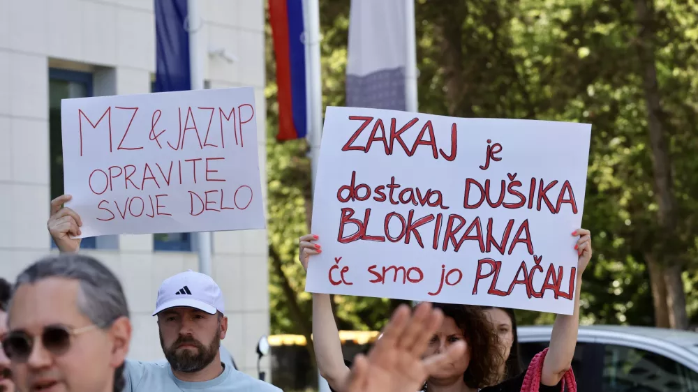 Ljubljana, pred JAZMP.Protest starsev v zadevi Biobanka pred Javno agencijo Republike Slovenije za zdravila in medicinske pripomocke.