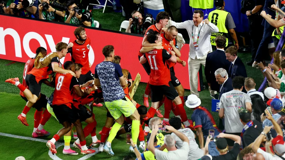 Soccer Football - FIFA World Cup 2026 - Group J - Algeria v Austria - Kansas City Stadium, Kansas City, Missouri, U.S. - June 27, 2026 Austria's Sasa Kalajdzic celebrates scoring their third goal with teammates REUTERS/Pedro Nunes REFILE - CORRECTING INFORMATION