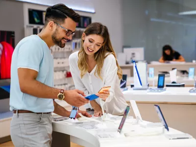 "Va&scaron;i novi telefoni so tako lepi. Dobim popust?" Tudi s tem stavkom lahko prihranimo. / Foto: Istock