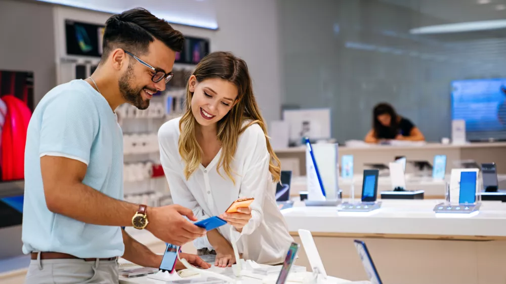 "Va&scaron;i novi telefoni so tako lepi. Dobim popust?" Tudi s tem stavkom lahko prihranimo. / Foto: Istock