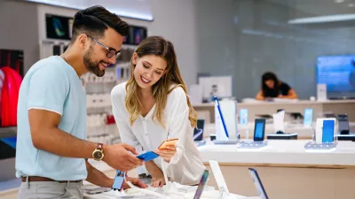 "Va&scaron;i novi telefoni so tako lepi. Dobim popust?" Tudi s tem stavkom lahko prihranimo. / Foto: Istock